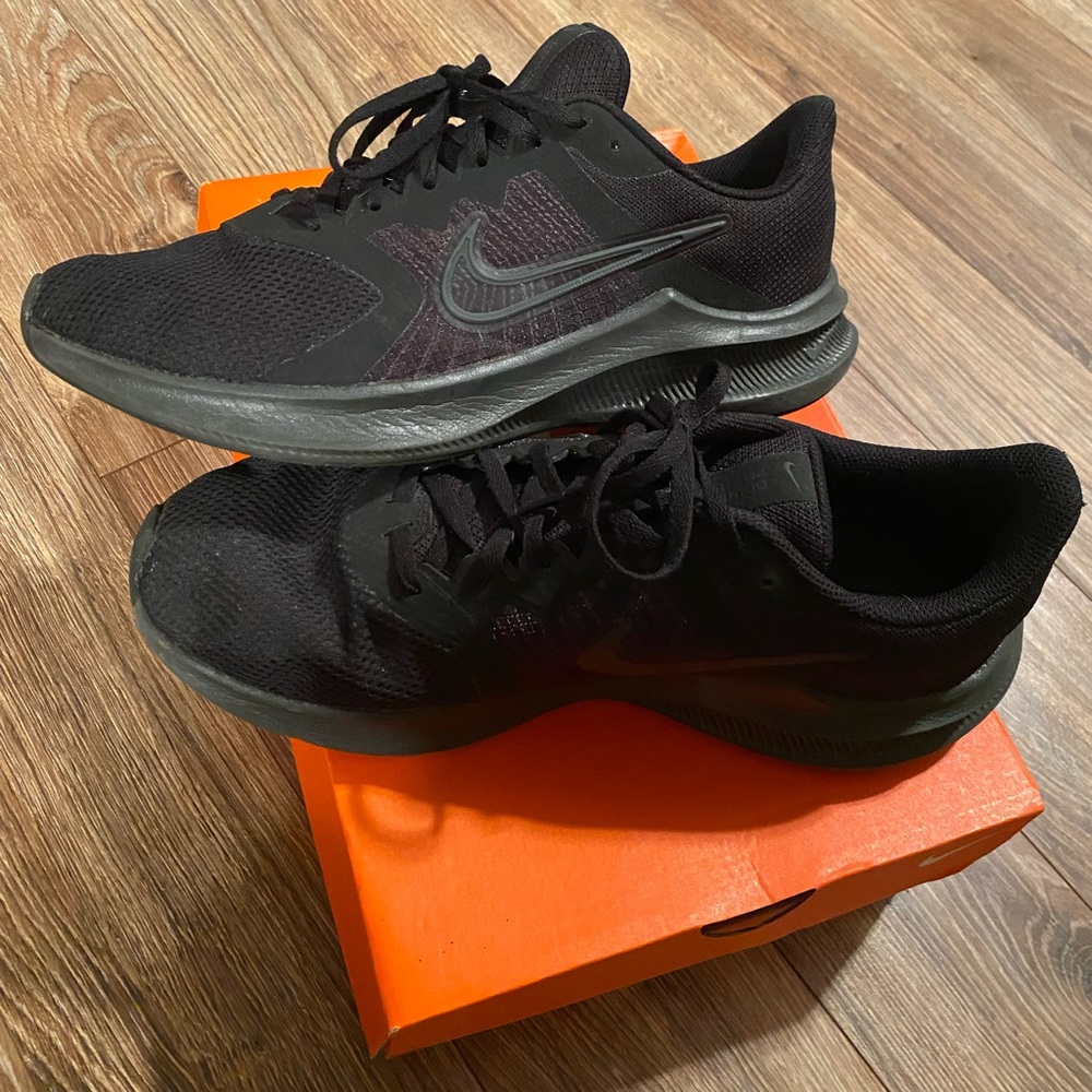 Black Nike mens shoe size us 9